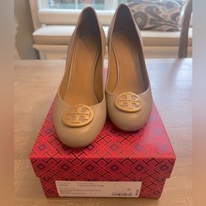 Tory Burch Benton Closed Toe Wedge, French Grey sz 9